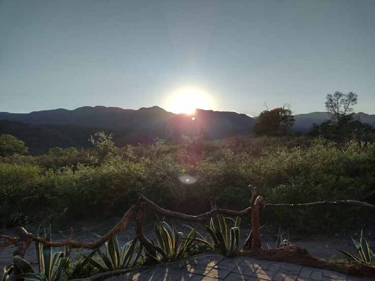 Atardecer sobre las sierras desde el predio.