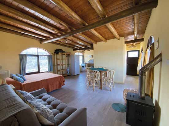 Interior de una de las casas, con estufa a leña.